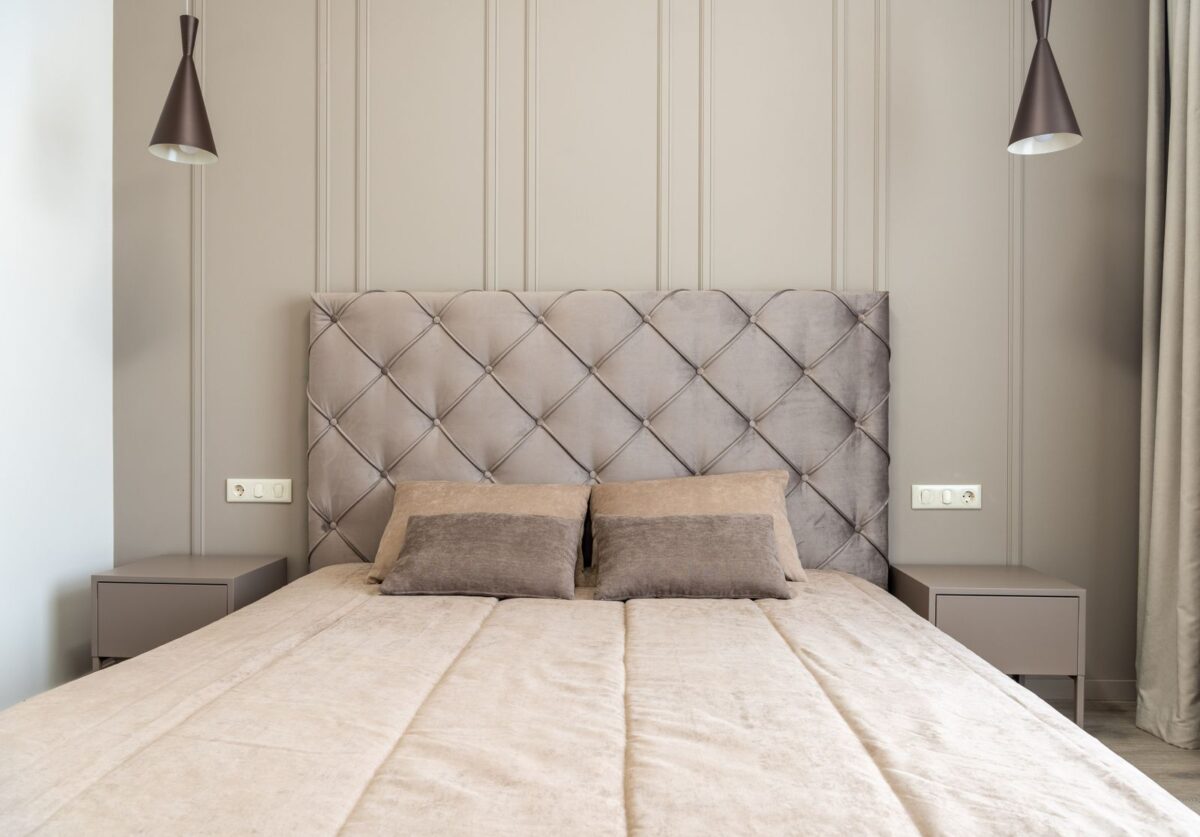 Chambre adulte avec tête de lit matelassée élégante et literie claire
